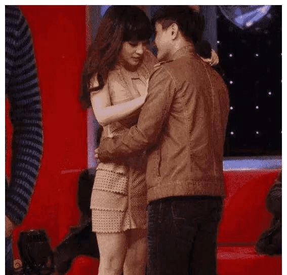 阿达舞台上最无助的时候,公司让她满足了一个男粉丝的要求,她看着就心酸。