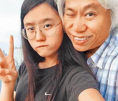 长相丑陋的李坤城找到了一个年轻40岁的女朋友。网友：“你瞎了吗？”?