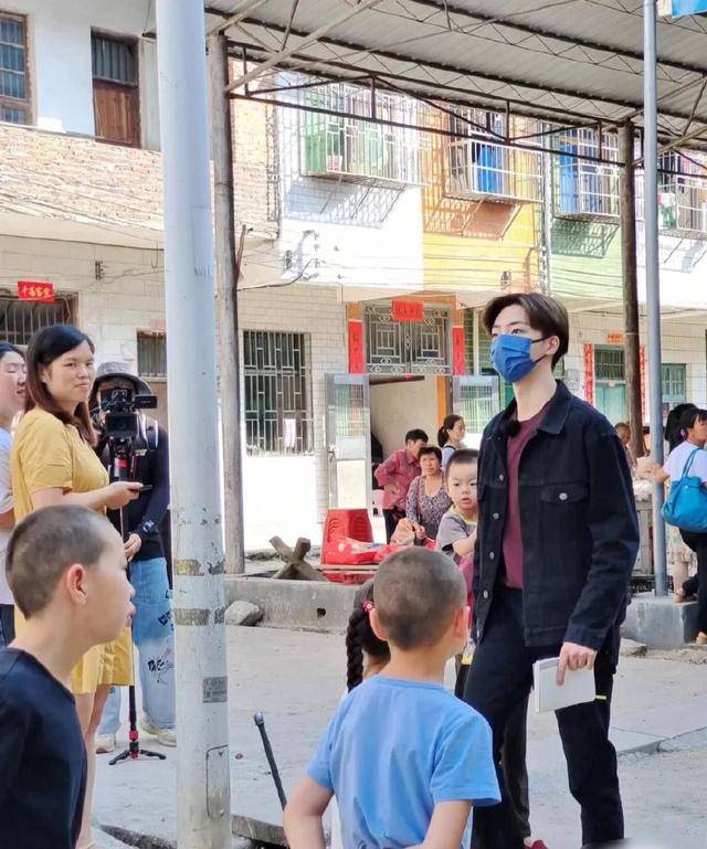 103010成员逛路透社菜市场，尹涛抱菜，安德鲁拎包完美。