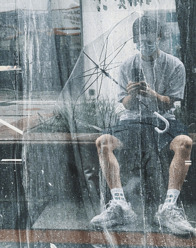 马天宇对着镜子自拍,腿和膝盖黑得像伤疤,疑似录制节目受伤。