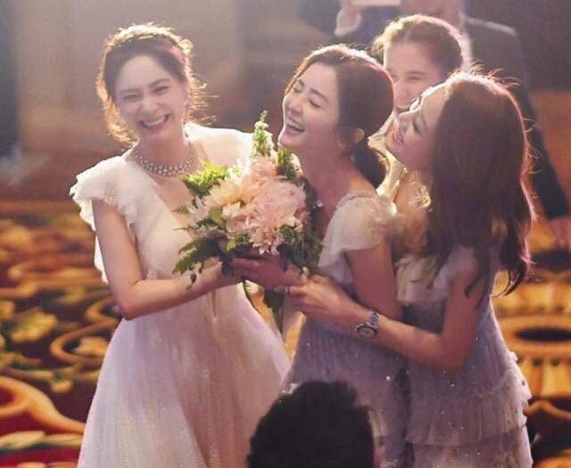 阿娇拍了18张自拍,五官精致可爱,皮肤白皙有光泽。