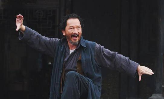 他的妻子透露了廖启智住院期间的情况：他勉强吃一日三餐，发哥曾多次鼓励他。