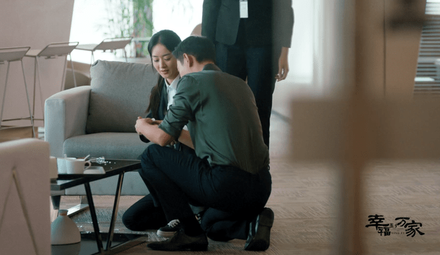 万佳幸福:王青来没有变坏。他希望压抑快乐来维持生活。