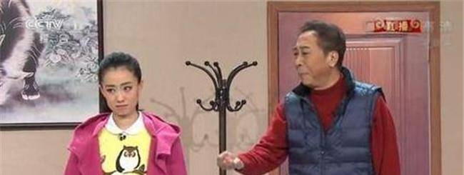 杨幂的同学贾玲是她的贵友。当道路堵塞时,她学会了转弯。