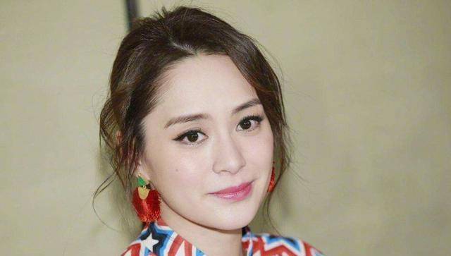 39岁的阿娇晒出一张美到新高度的近照,抱着周洋甜甜一笑。