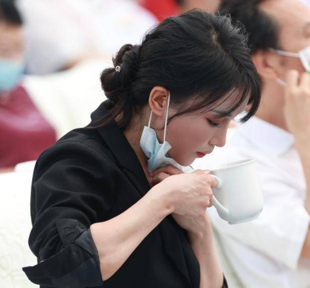 农耕文明大使李紫在消失两个月后出现,但脸色看起来很奇怪。