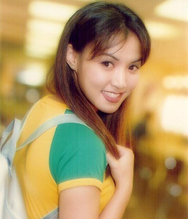 黎瑞恩晒出女儿从小到大的漂亮照片,庆祝18岁生日。她的母亲和女儿看起来像复制和粘贴。