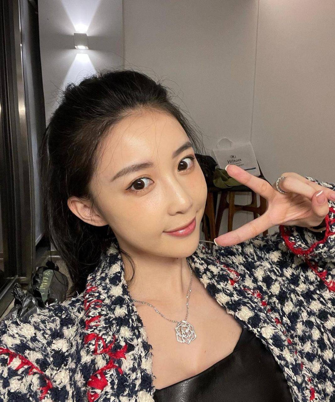 潘玮柏的妻子2022年自拍,告别了比剪刀的过去,风格变得时尚稳重。