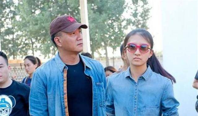 胡军女儿在海边晒美照,19岁的身材堪比超模。网友表示:时尚太猛了。