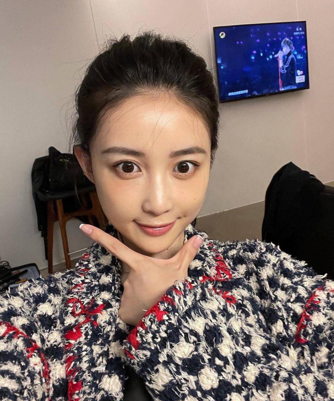 潘玮柏的妻子2022年自拍,告别了比剪刀的过去,风格变得时尚稳重。