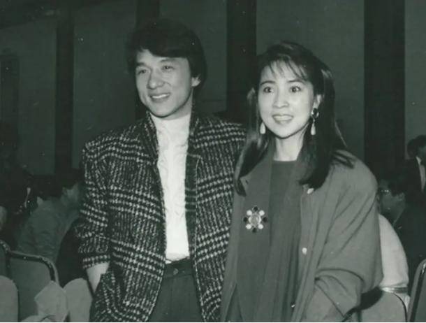 成龙：二十一个女朋友都是顶级女神，和空姐合影有争议。