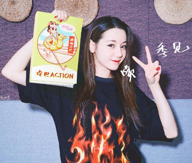 迪丽热巴坐肩膀(主持人不小心踩到热巴裙子)