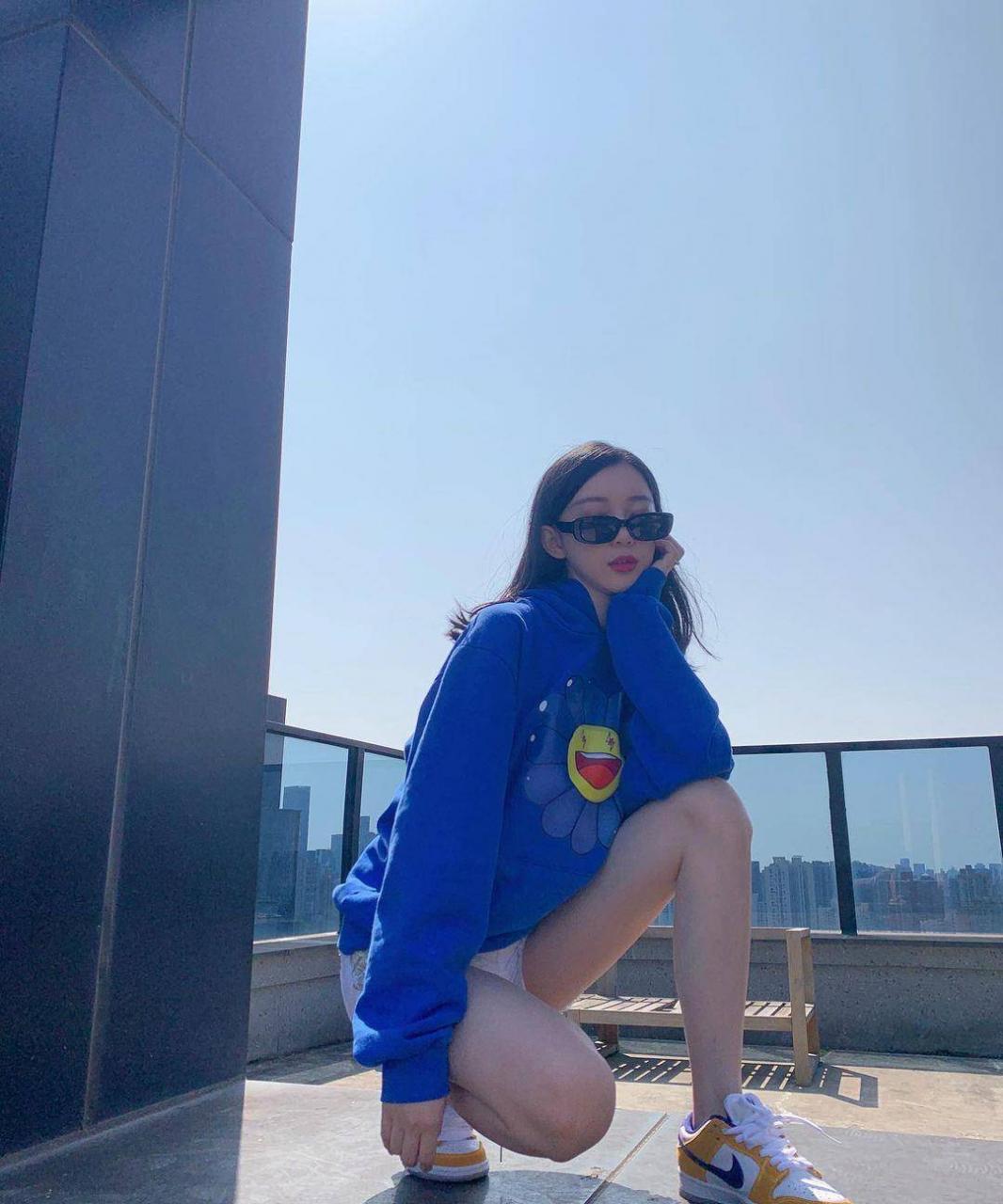 潘玮柏的妻子2022年自拍,告别了比剪刀的过去,风格变得时尚稳重。