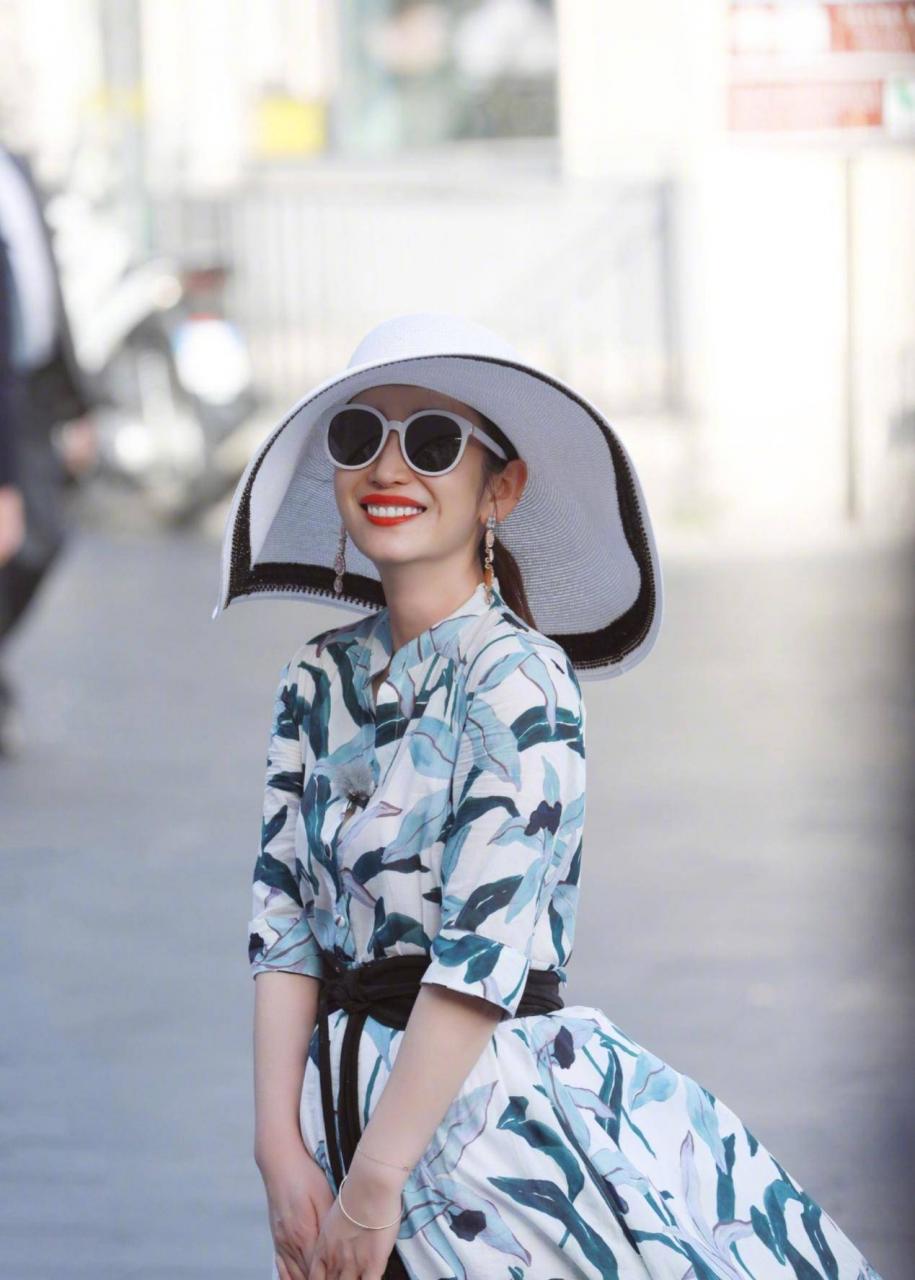 阿曼达的造型太美了,圆领衬衫的丸子头清爽减龄,与女团毫无距离感。