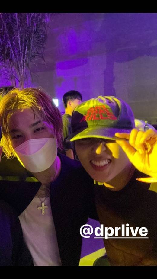 赠品满了！BIGBANG孙在J-HOPE个人专辑发布会上合影。