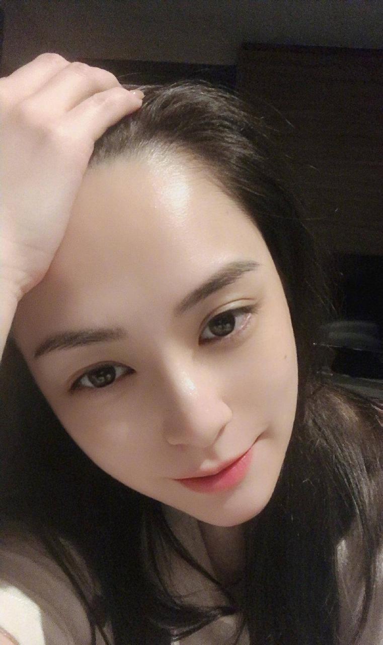 阿娇拍了18张自拍,五官精致可爱,皮肤白皙有光泽。