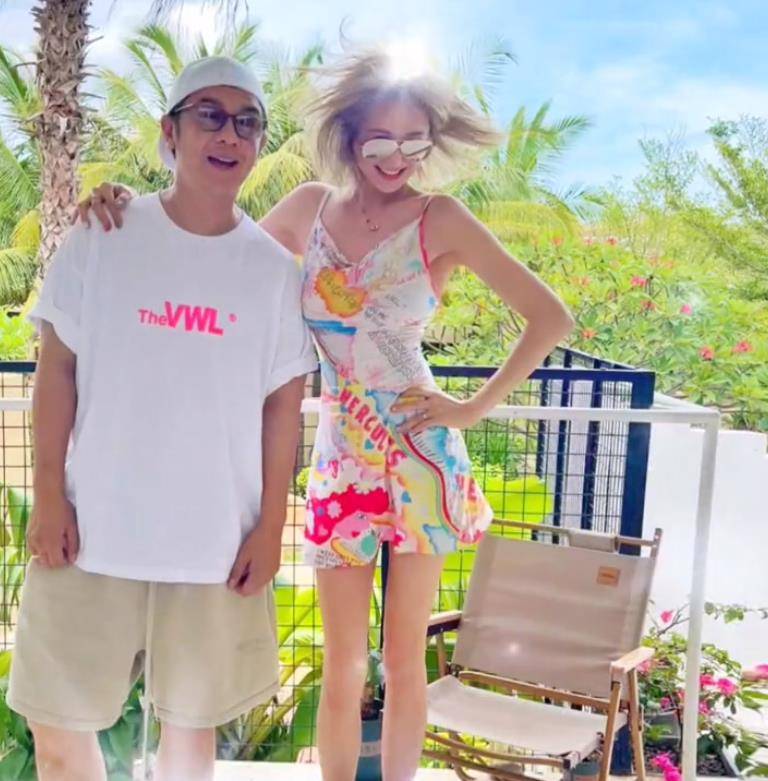 一群香港明星齐聚海南度假！阿娇阿撒乘游艇出海，李冲浪秀美腿。