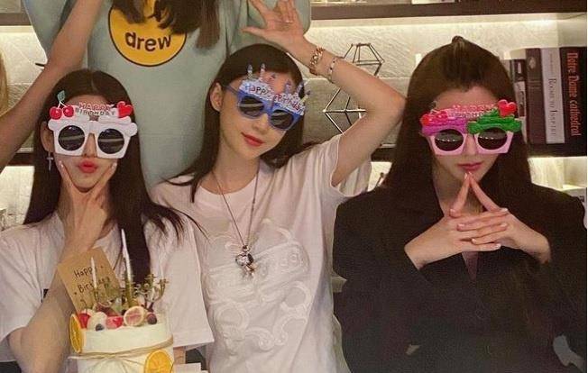 潘玮柏的妻子2022年自拍,告别了比剪刀的过去,风格变得时尚稳重。