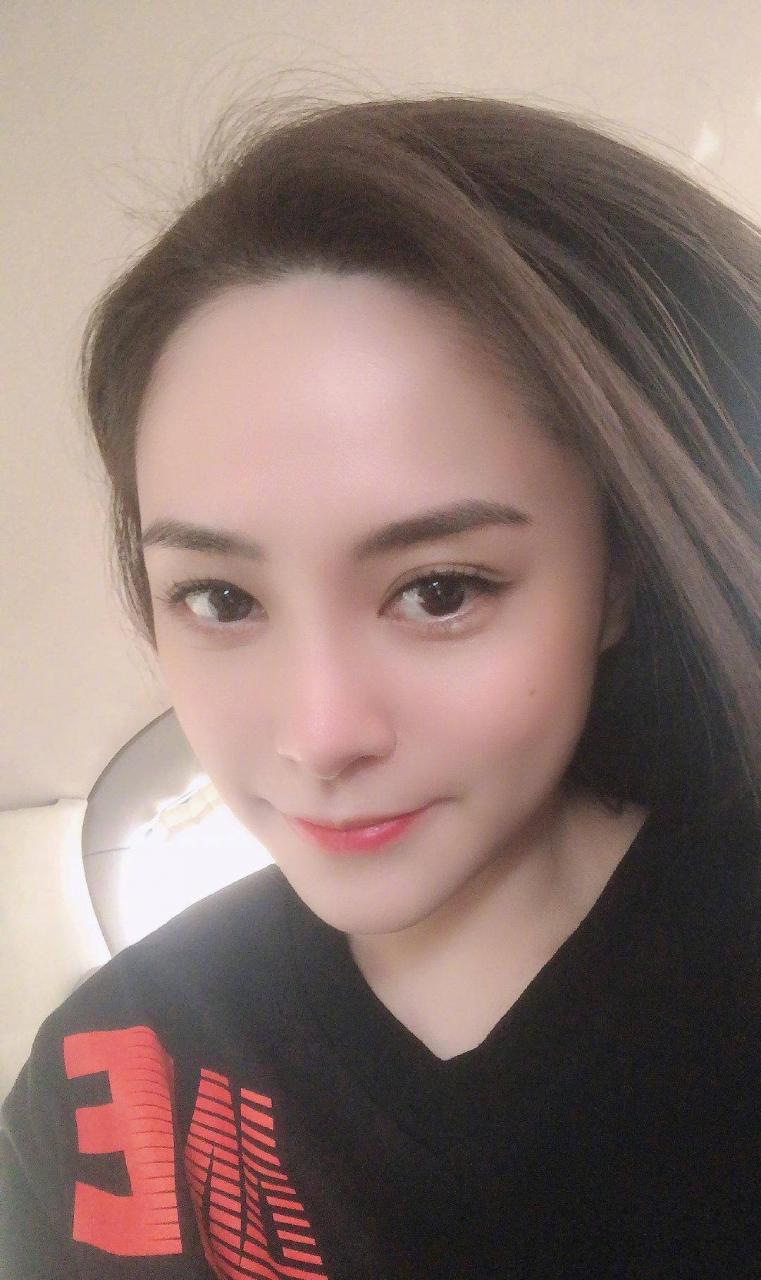 阿娇拍了18张自拍,五官精致可爱,皮肤白皙有光泽。