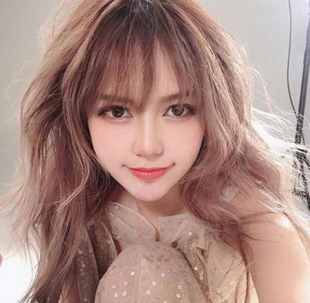 39岁的阿娇晒出一张美到新高度的近照,抱着周洋甜甜一笑。