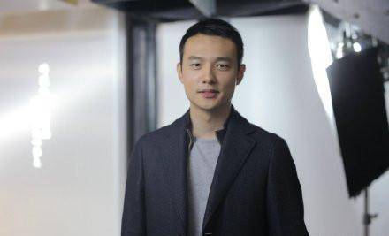 霍的表妹爱上了《绯闻女孩》，却挤走了他的哥哥作为继承人。霍英东彻底看清了这一点。