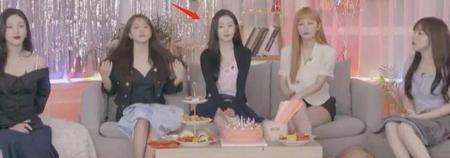 韩国女星被疑霸凌后还能复出,在杂志上开频道被赞,受害者却自杀了。