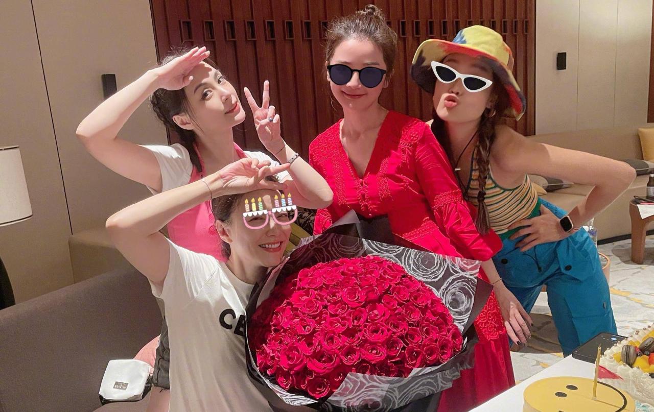 一群香港明星齐聚海南度假！阿娇阿撒乘游艇出海，李冲浪秀美腿。