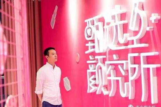 霍的表妹爱上了《绯闻女孩》，却挤走了他的哥哥作为继承人。霍英东彻底看清了这一点。