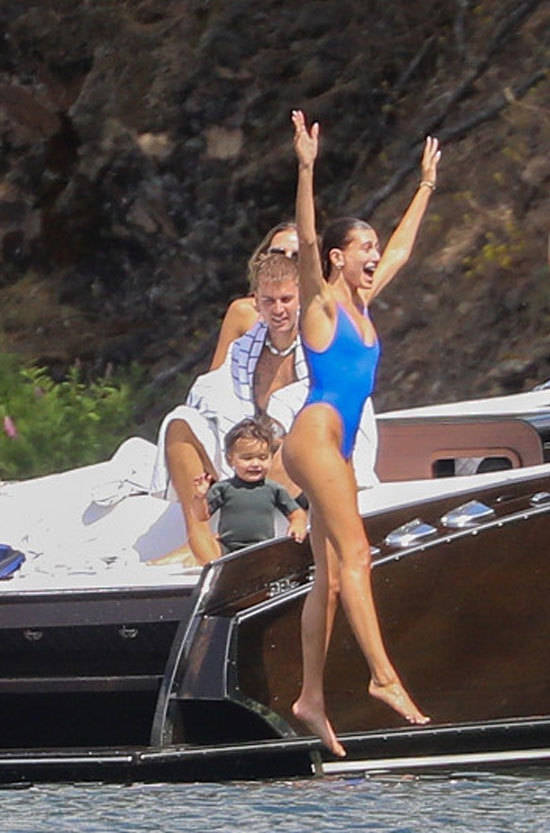 贾斯汀比伯直直地看着他心爱的妻子!李海在湖中央,显示出一个强壮的身影,深爱着她的丈夫。