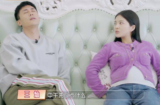 杜淳的老婆忘带相机了。谁注意到她坐在沙发上时手在摸?难怪我老公总是对她不耐烦!