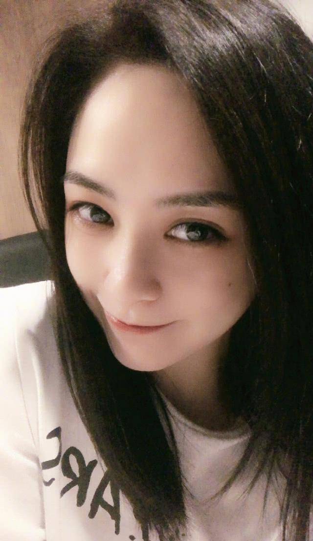 钟欣潼颜值(钟欣潼晒自拍照,每一张都摆出不同的pose,千姿百态太撩人!)