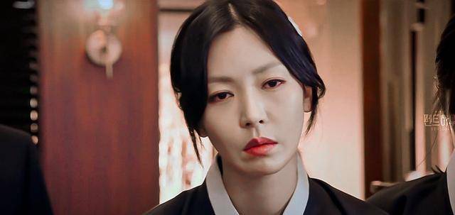 15岁入行演一个缺德少女，脸蛋太艳丽了。40岁时，金素妍的顶楼继续转动着她的眼睛。