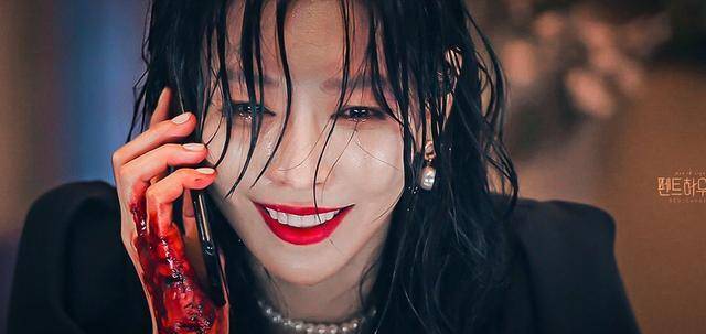 15岁入行演一个缺德少女，脸蛋太艳丽了。40岁时，金素妍的顶楼继续转动着她的眼睛。