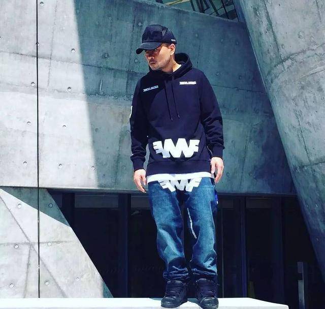 他是周星驰看好的接班人，但王晶说他不行。现在他已经成为潮流的引领者。