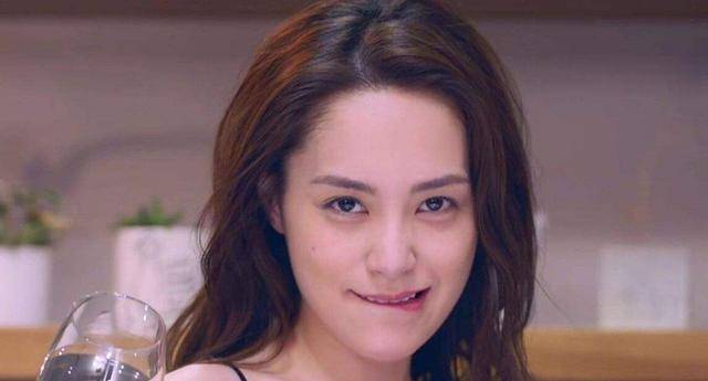 39岁的阿娇晒出一张美到新高度的近照,抱着周洋甜甜一笑。