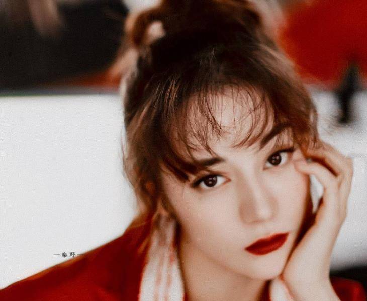 迪丽热巴坐肩膀(主持人不小心踩到热巴裙子)