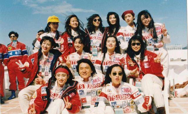 成龙：二十一个女朋友都是顶级女神，和空姐合影有争议。