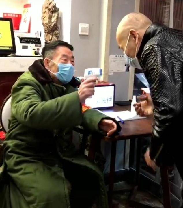 80岁的杨少华如此悲伤！瘦子走路需要别人帮忙，还得在家里开店做宣传。