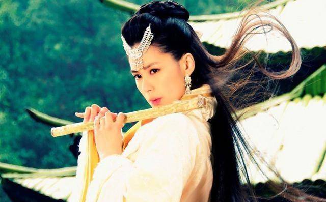 39岁的阿娇晒出一张美到新高度的近照,抱着周洋甜甜一笑。