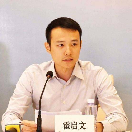 霍的表妹爱上了《绯闻女孩》，却挤走了他的哥哥作为继承人。霍英东彻底看清了这一点。