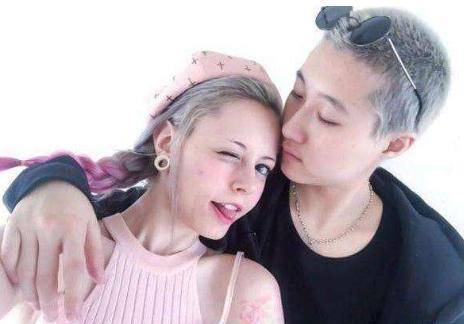 成龙现在老婆的照片(成龙妻子照片)