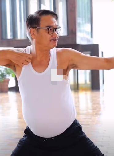 67岁的吴孟达近况很少曝光,四肢细长,肚子圆圆的,练太极时精神很好。