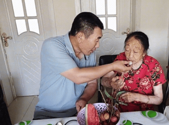 85岁的马回应争议，钱没进儿子口袋，却只字不提的“啃老”