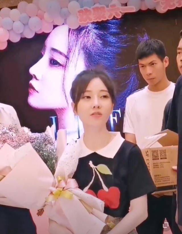 机场偶遇冯提莫(冯提莫素颜机场照图片)