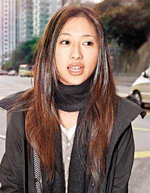 霍的表妹爱上了《绯闻女孩》，却挤走了他的哥哥作为继承人。霍英东彻底看清了这一点。