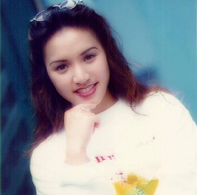 黎瑞恩晒出女儿从小到大的漂亮照片,庆祝18岁生日。她的母亲和女儿看起来像复制和粘贴。