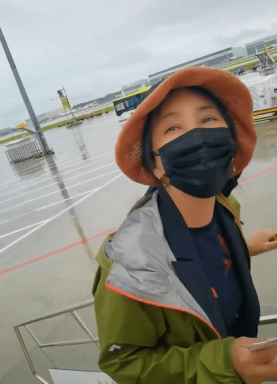 53岁的李勤勤自嘲道，自己好管闲事。他提醒机场人员下雨天要戴帽子，身体状况堪忧。