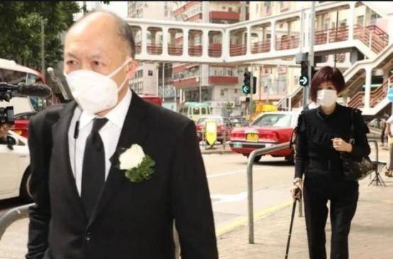 霍的表妹爱上了《绯闻女孩》，却挤走了他的哥哥作为继承人。霍英东彻底看清了这一点。