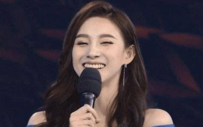 央视美女主持18岁走秀泳裤脱落(央视女主持走秀泳裤滑脱)