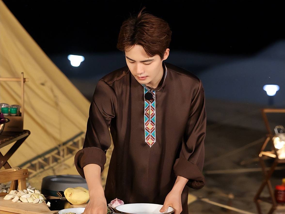 马天宇对着镜子自拍,腿和膝盖黑得像伤疤,疑似录制节目受伤。